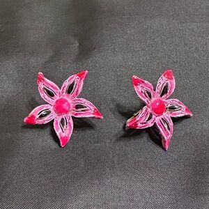 Vintage 60s Arthur Pepper Pink and black enamel metal flower clip-on Earrings